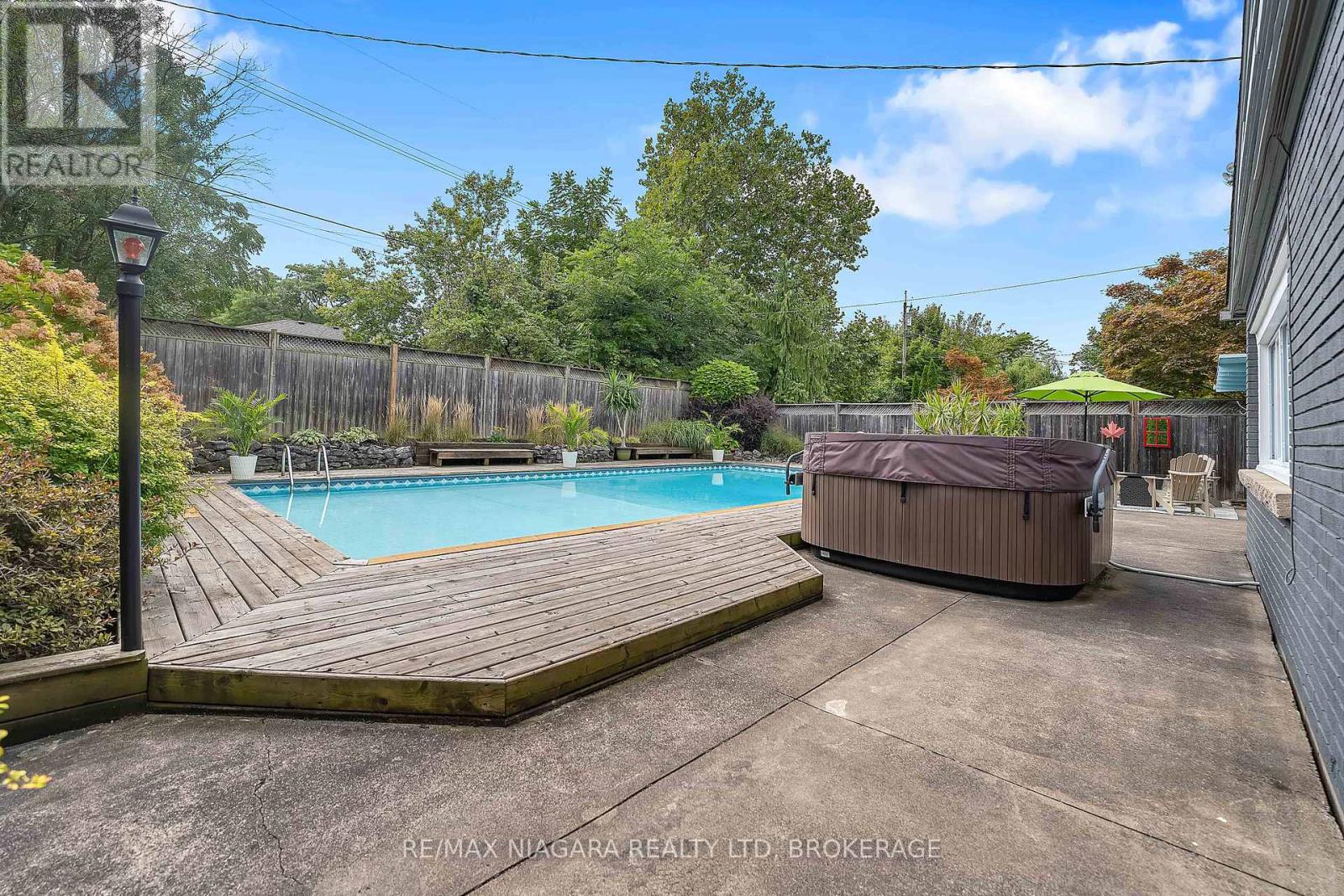 10 Shepherds Circle, St. Catharines (461 - Glendale/glenridge), Ontario  L2T 2C9 - Photo 36 - X12077952
