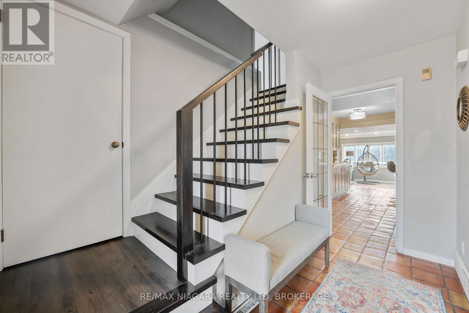 10 Shepherds Circle, St. Catharines (461 - Glendale/glenridge), Ontario  L2T 2C9 - Photo 5 - X12077952