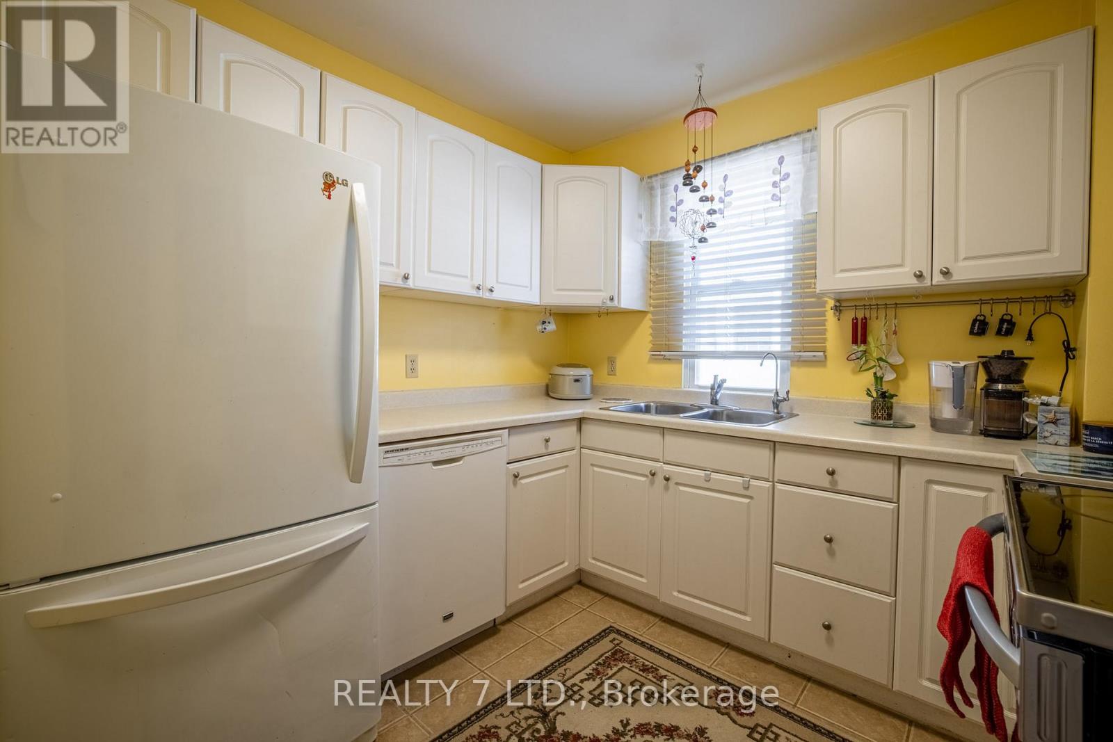 5917 Symmes Street, Niagara Falls (Dorchester), Ontario  L2G 2G4 - Photo 12 - X12081143