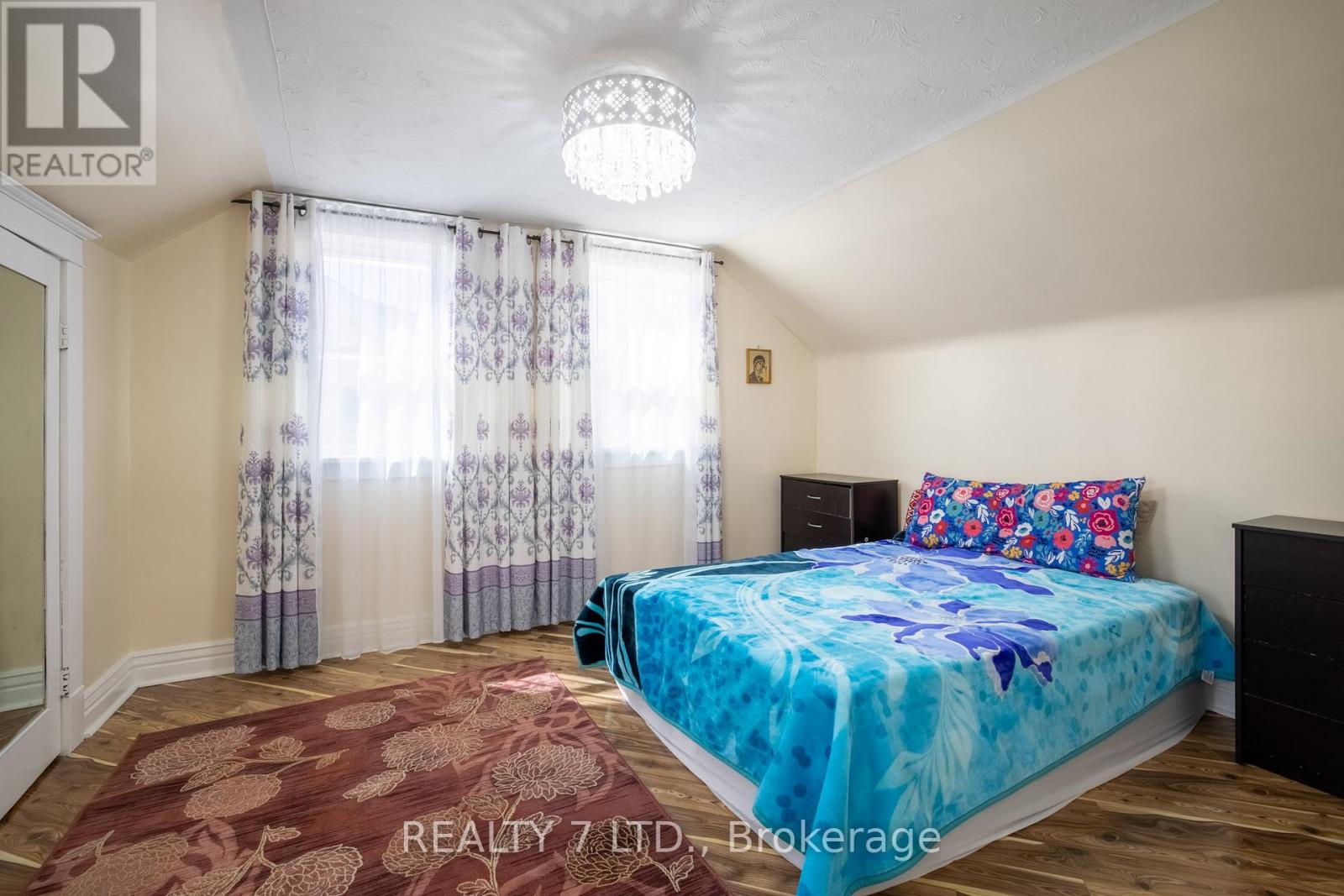5917 Symmes Street, Niagara Falls (Dorchester), Ontario  L2G 2G4 - Photo 15 - X12081143
