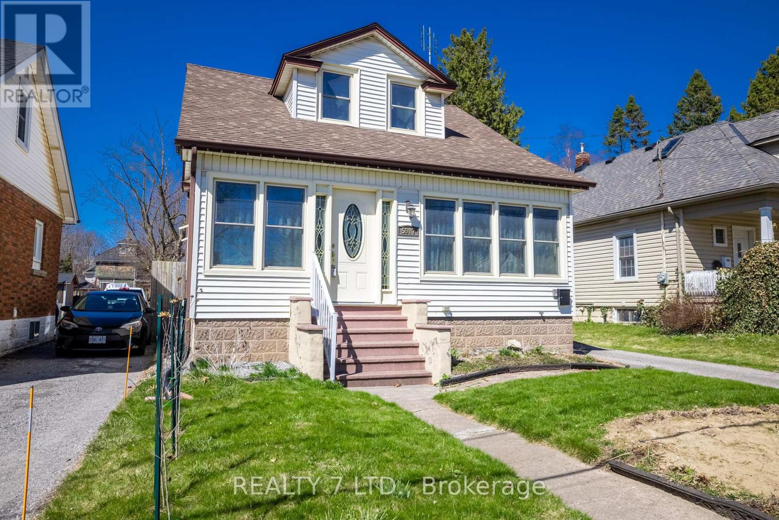 5917 Symmes Street, Niagara Falls (Dorchester), Ontario  L2G 2G4 - Photo 2 - X12081143