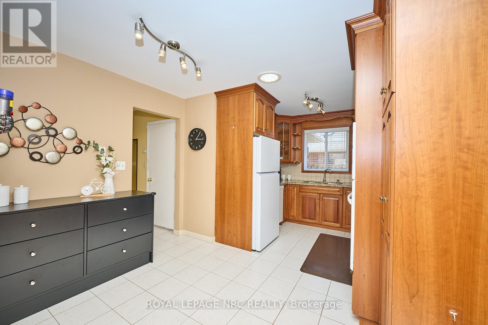 61 Mcdonagh Crescent, Thorold (Confederation Heights), Ontario  L2V 4S4 - Photo 10 - X12092351