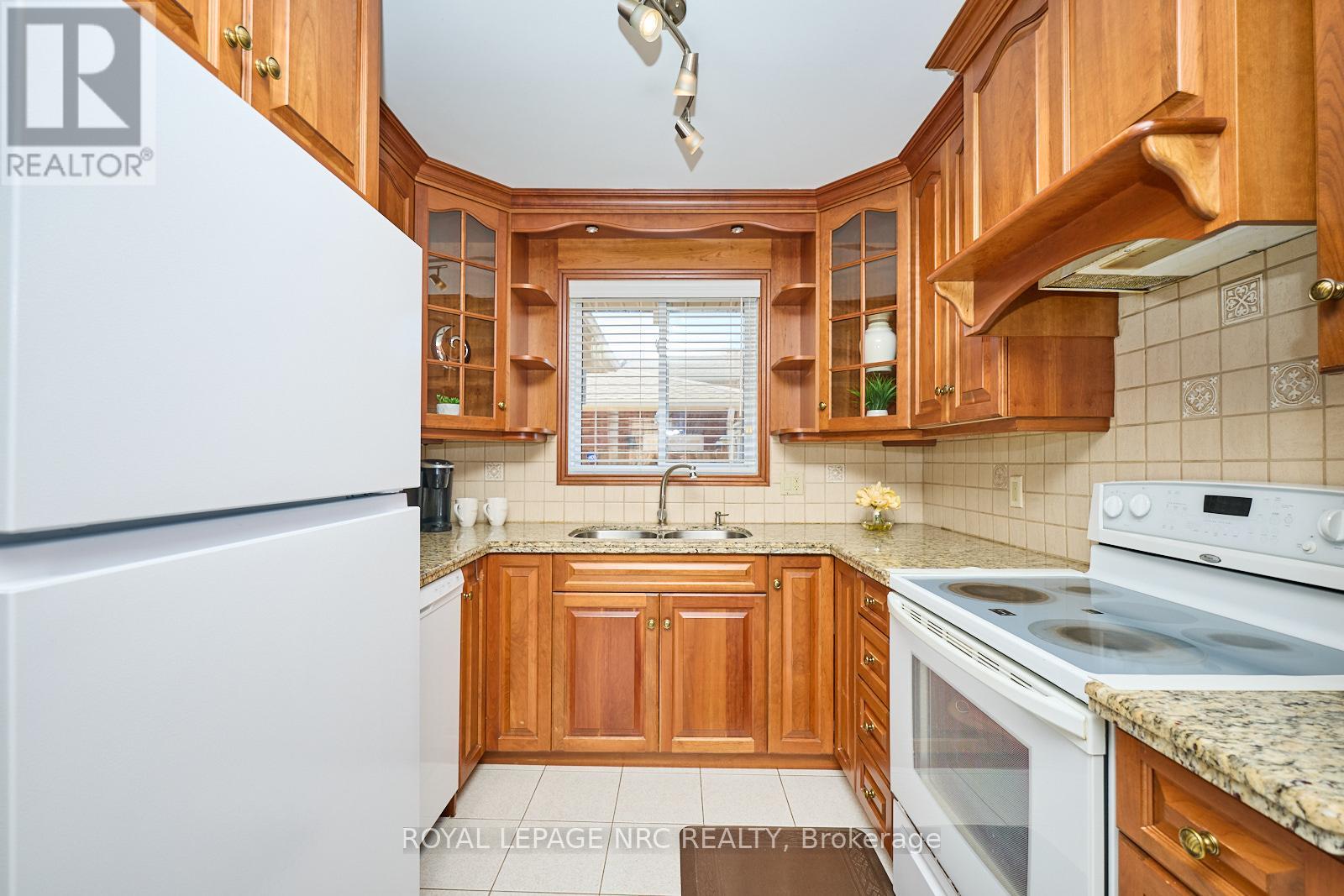 61 Mcdonagh Crescent, Thorold (Confederation Heights), Ontario  L2V 4S4 - Photo 11 - X12092351