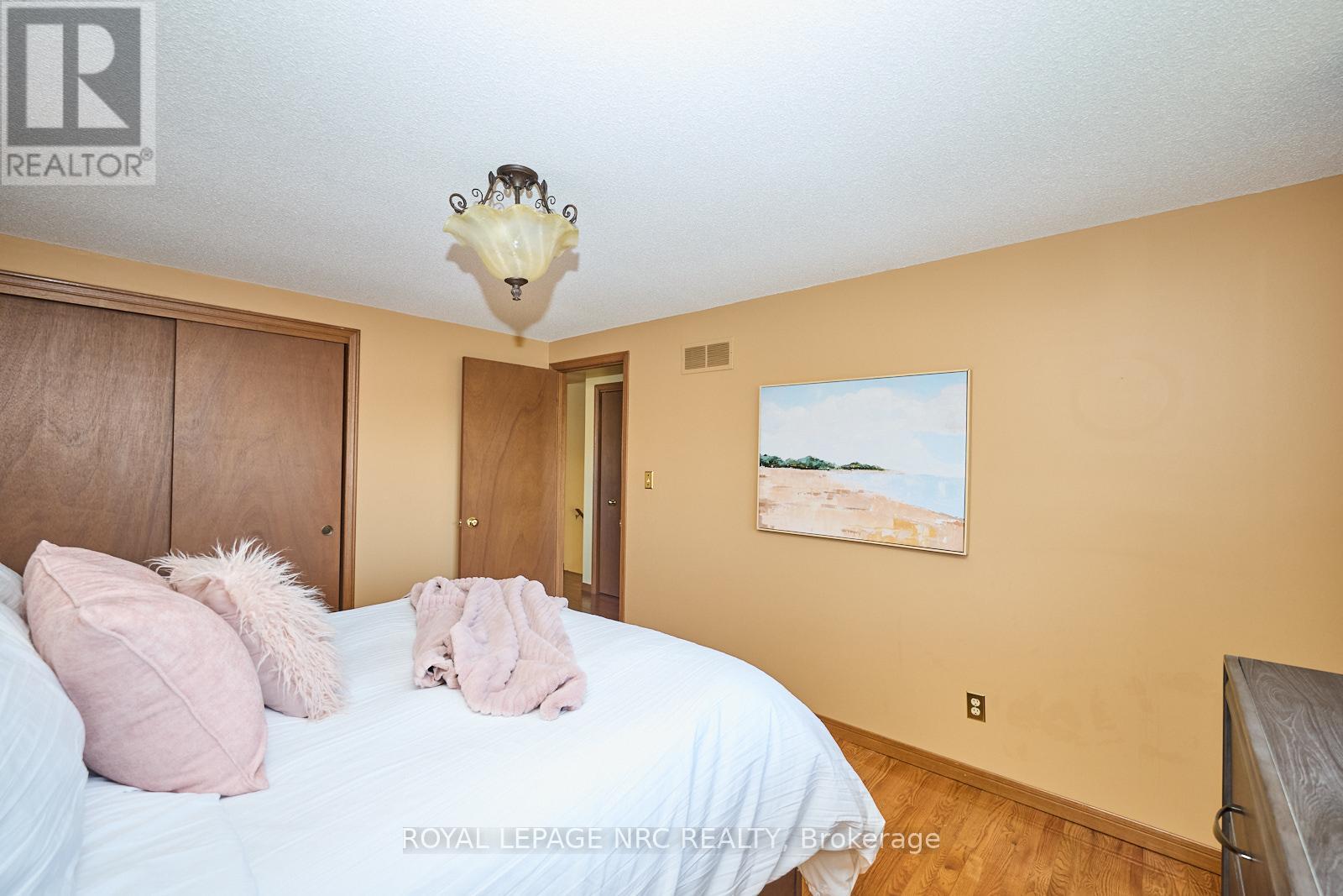 61 Mcdonagh Crescent, Thorold (Confederation Heights), Ontario  L2V 4S4 - Photo 14 - X12092351