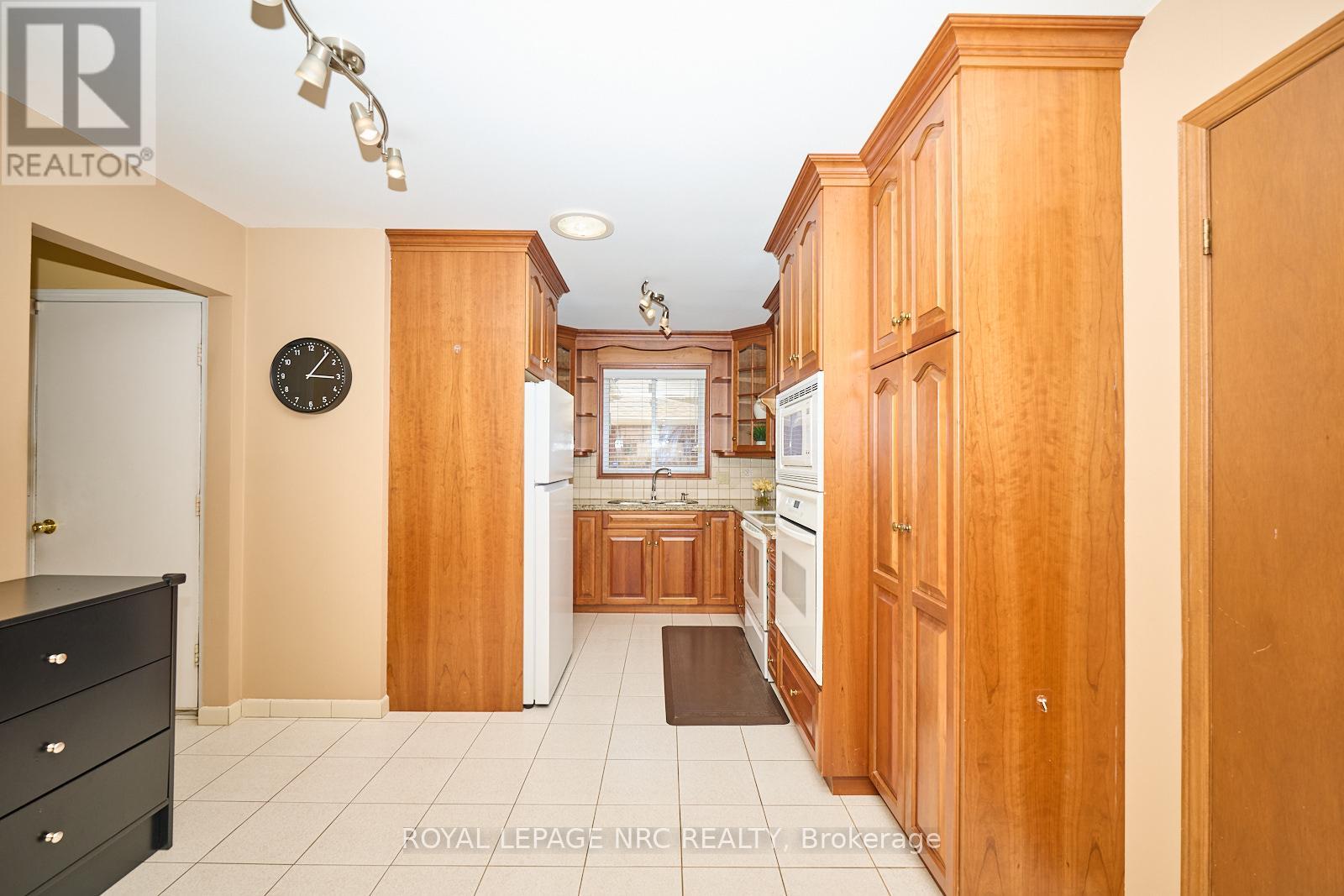 61 Mcdonagh Crescent, Thorold (Confederation Heights), Ontario  L2V 4S4 - Photo 9 - X12092351