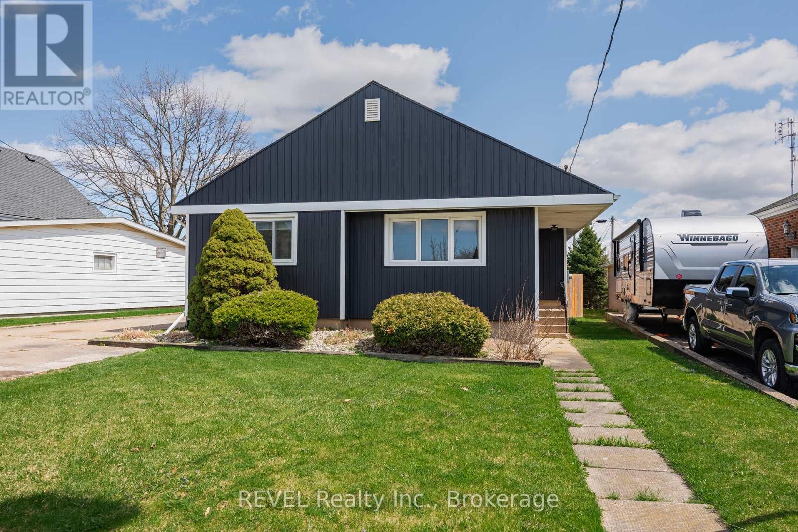 20 Whyte Avenue N, Thorold (Thorold Downtown), Ontario  L2V 2T3 - Photo 2 - X12101041
