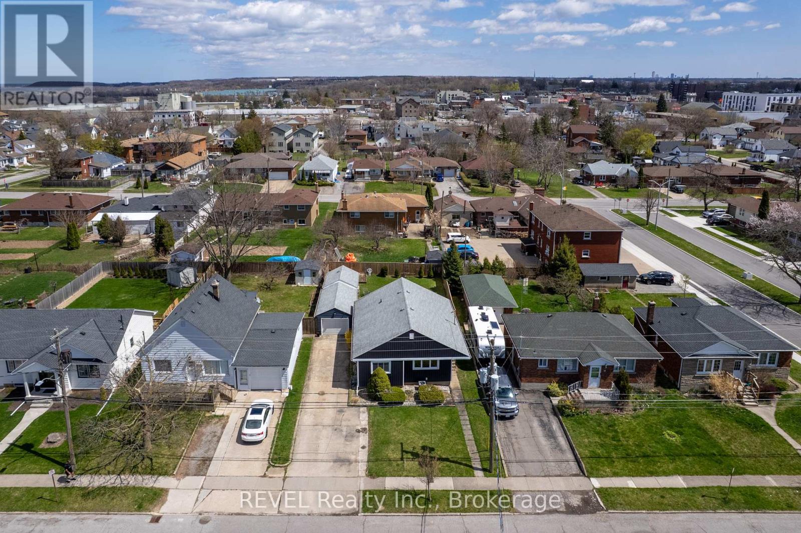 20 Whyte Avenue N, Thorold (Thorold Downtown), Ontario  L2V 2T3 - Photo 3 - X12101041
