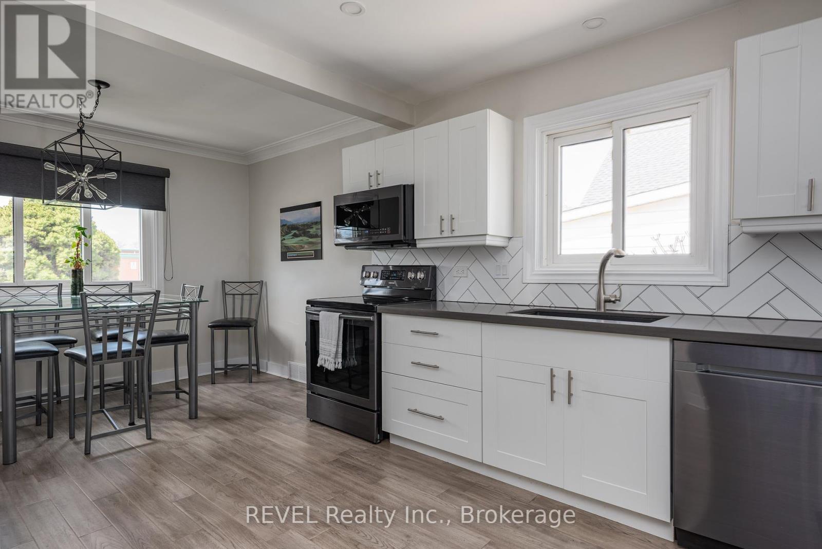 20 Whyte Avenue N, Thorold (Thorold Downtown), Ontario  L2V 2T3 - Photo 5 - X12101041