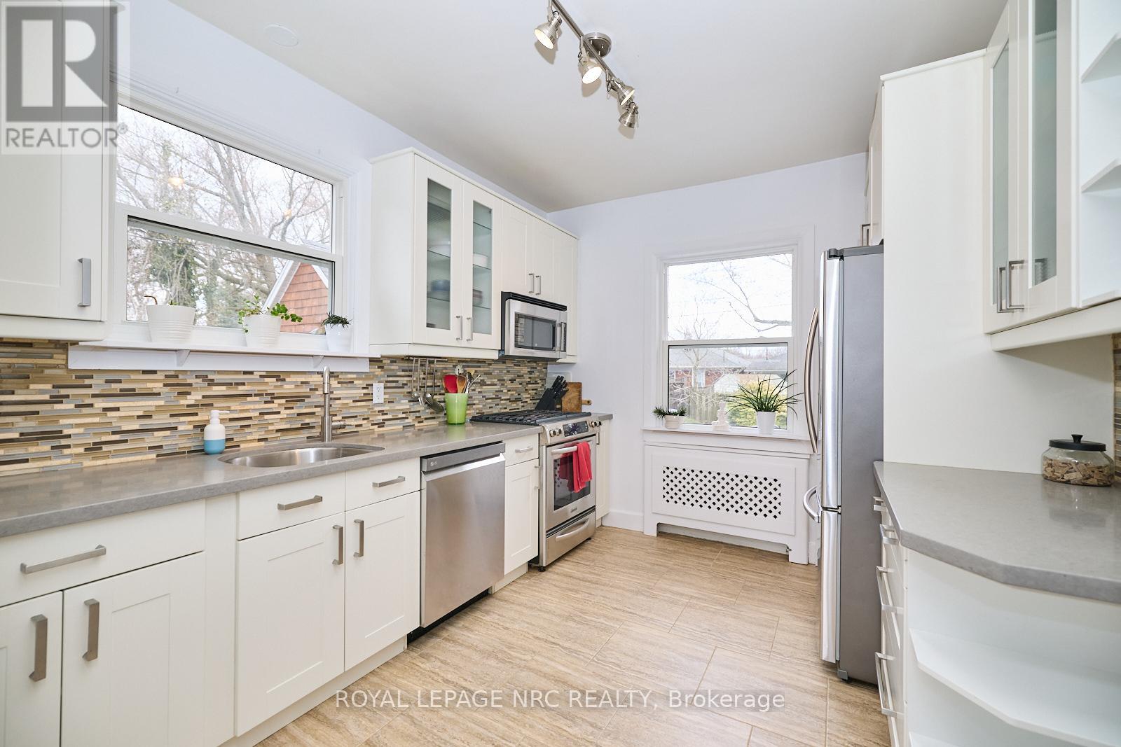 157 South Drive S, St. Catharines (Old Glenridge), Ontario  L2R 4W3 - Photo 13 - X12101088