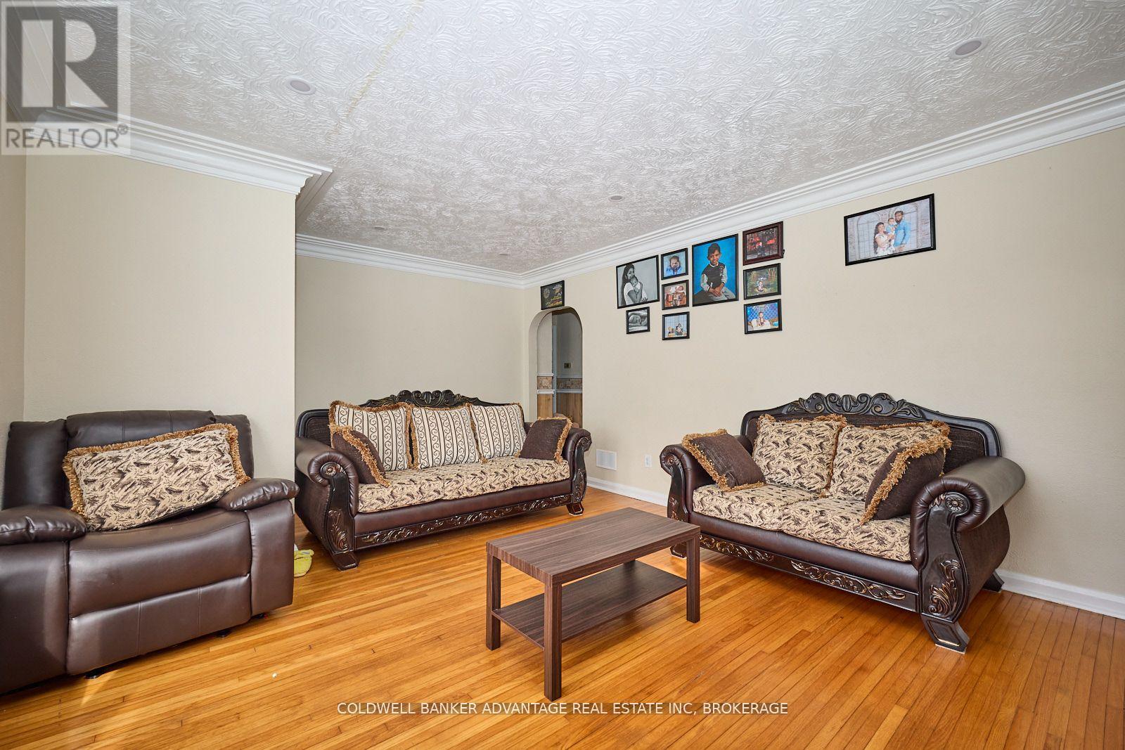 68 Cameron Avenue W, Welland (Lincoln/crowland), Ontario  L3B 1K2 - Photo 4 - X12102860