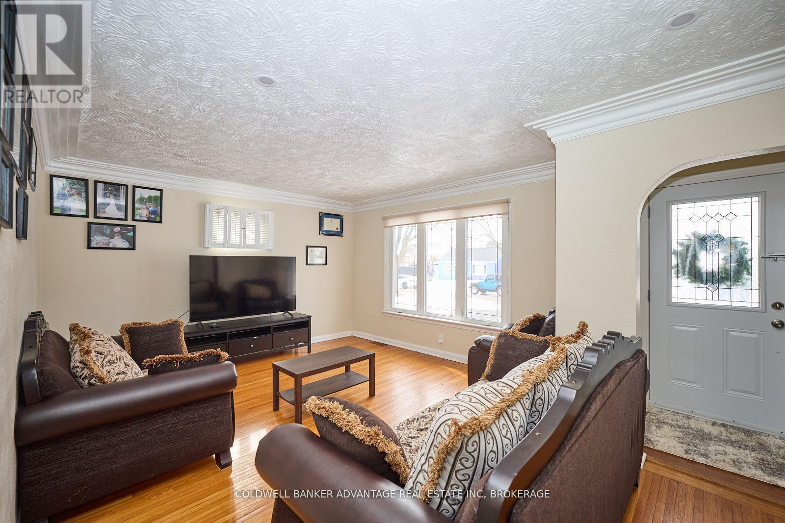 68 Cameron Avenue W, Welland (Lincoln/crowland), Ontario  L3B 1K2 - Photo 5 - X12102860