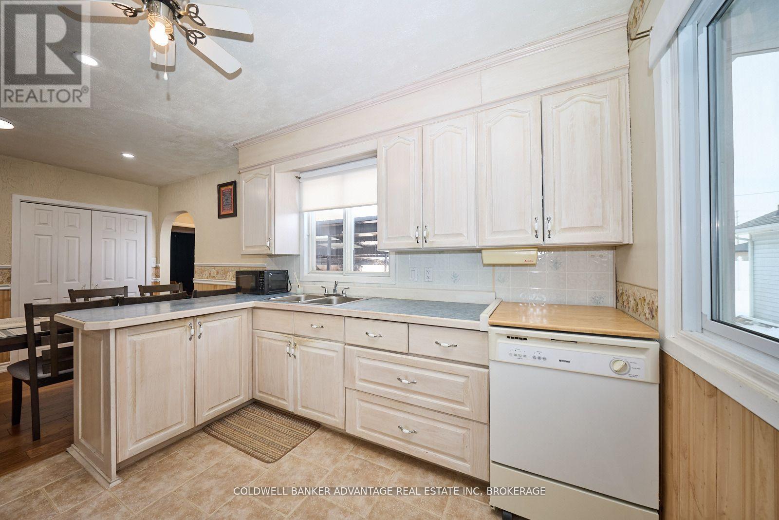 68 Cameron Avenue W, Welland (Lincoln/crowland), Ontario  L3B 1K2 - Photo 9 - X12102860