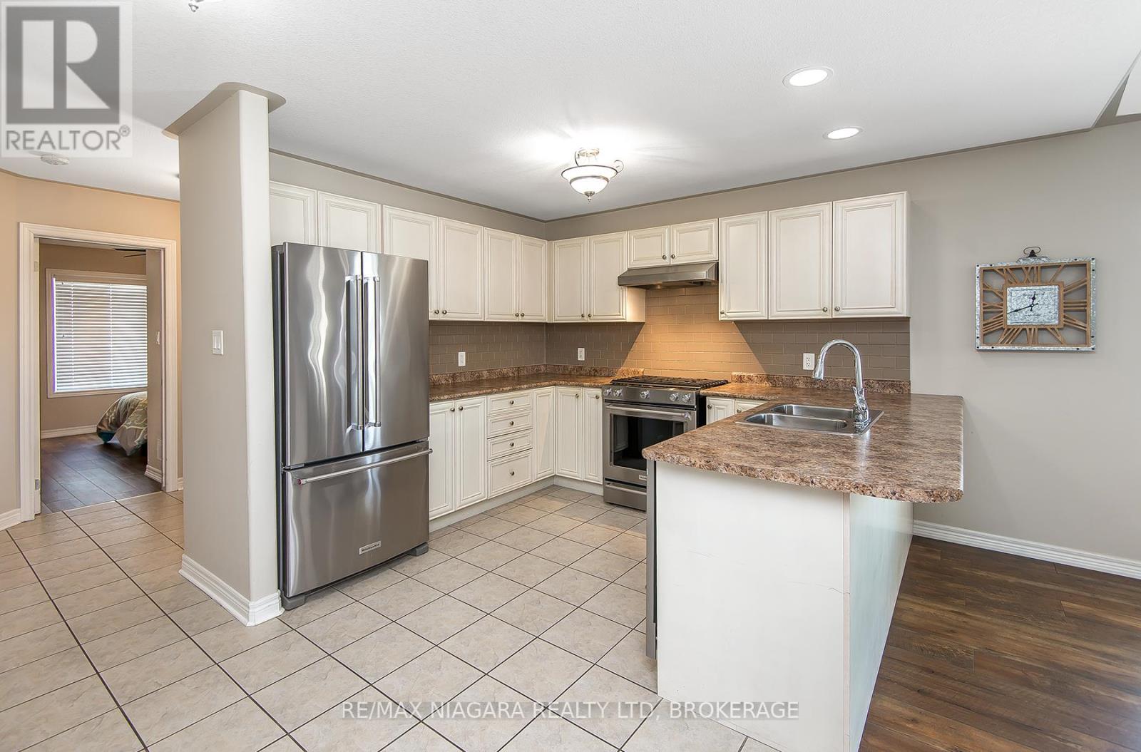 67 Bridgewater Court, Welland (N. Welland), Ontario  L3C 7M6 - Photo 14 - X12103375