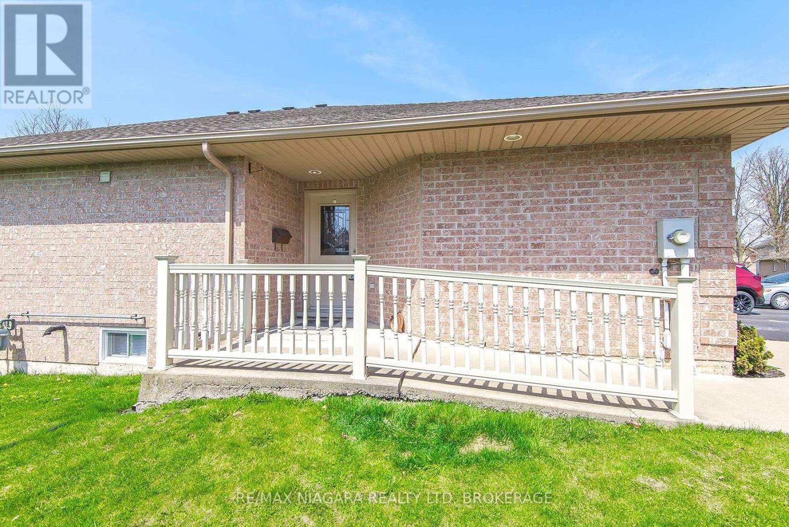 67 Bridgewater Court, Welland (N. Welland), Ontario  L3C 7M6 - Photo 6 - X12103375