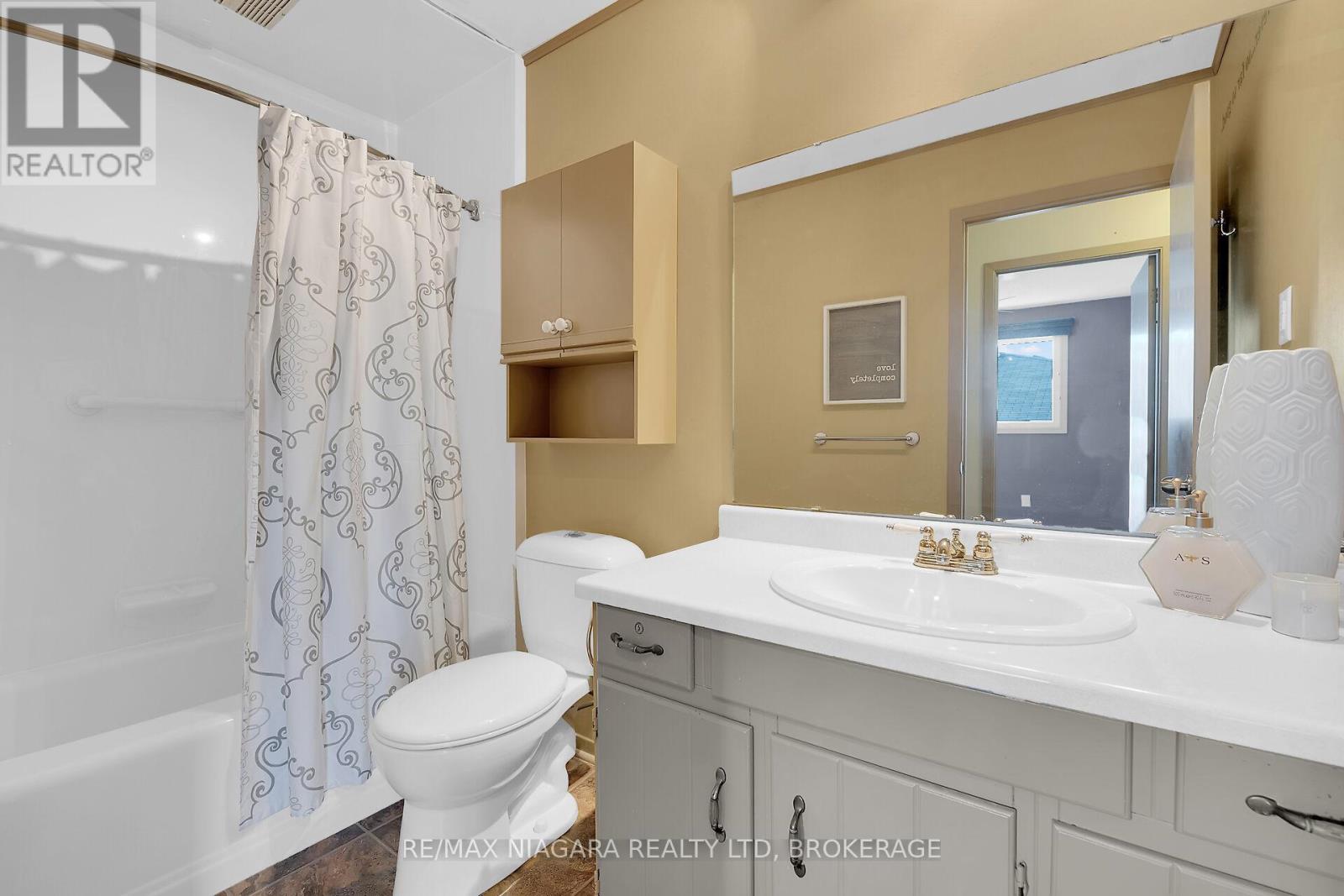 70 Loraine Drive, St. Catharines (Oakdale), Ontario  L2P 3N8 - Photo 16 - X12104613