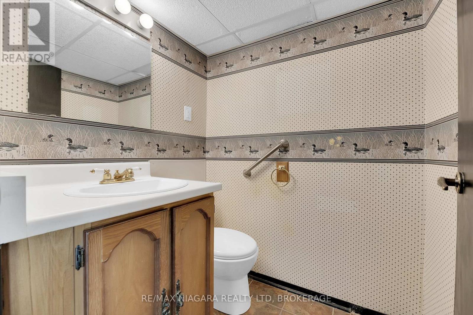 70 Loraine Drive, St. Catharines (Oakdale), Ontario  L2P 3N8 - Photo 23 - X12104613
