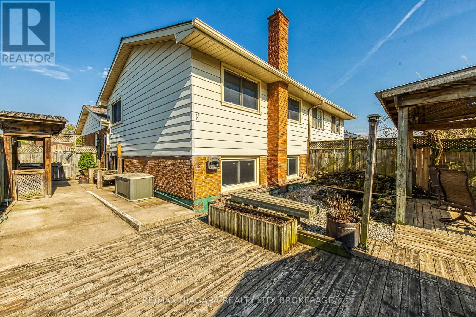 70 Loraine Drive, St. Catharines (Oakdale), Ontario  L2P 3N8 - Photo 46 - X12104613