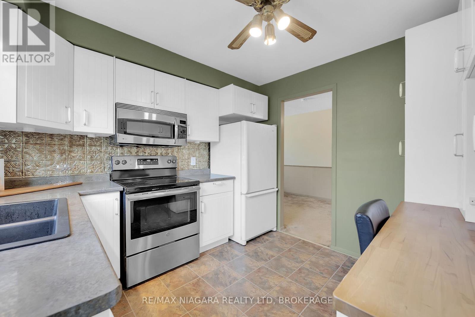 70 Loraine Drive, St. Catharines (Oakdale), Ontario  L2P 3N8 - Photo 5 - X12104613