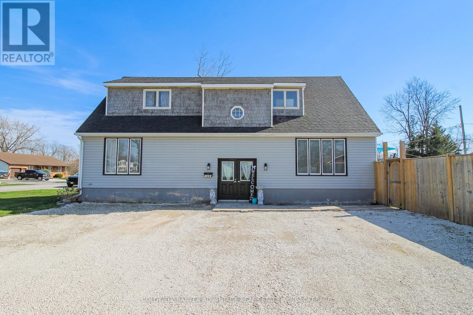 1341 Lakehurst Avenue, Fort Erie, Ontario  L2A 6C5 - Photo 2 - X12104634
