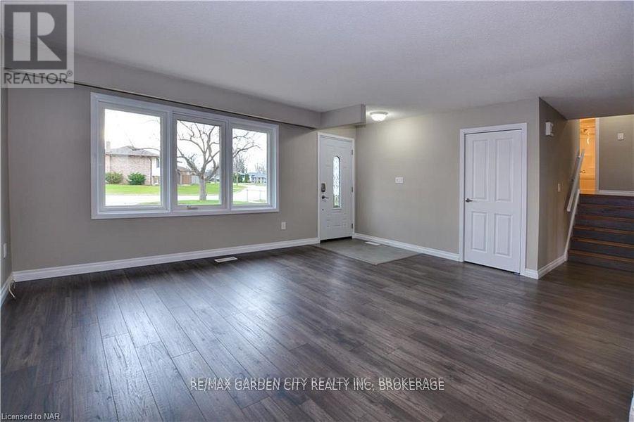Main - 49 Bendingroad Crescent, St. Catharines (Lakeport), Ontario  L2N 5R4 - Photo 3 - X12106320