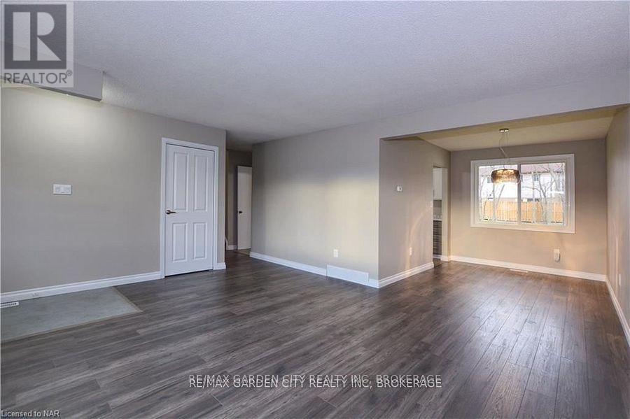 Main - 49 Bendingroad Crescent, St. Catharines (Lakeport), Ontario  L2N 5R4 - Photo 5 - X12106320