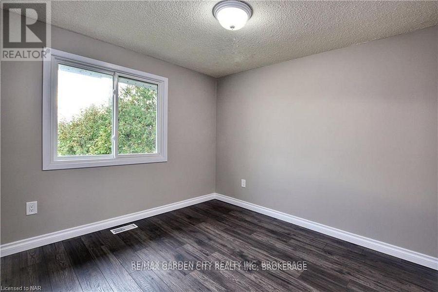 Main - 49 Bendingroad Crescent, St. Catharines (Lakeport), Ontario  L2N 5R4 - Photo 8 - X12106320