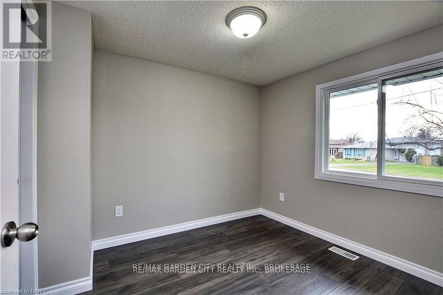 Main - 49 Bendingroad Crescent, St. Catharines (Lakeport), Ontario  L2N 5R4 - Photo 9 - X12106320