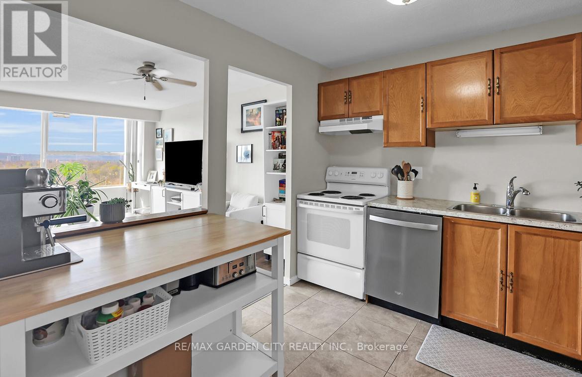 1105 - 7 Gale Crescent, St. Catharines (E. Chester), Ontario  L2R 7M8 - Photo 6 - X12107759