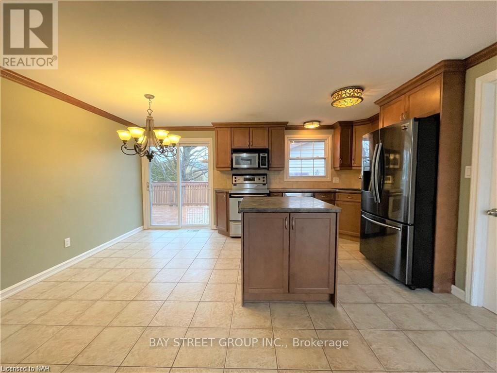 Upper - 75 Bula Drive, St. Catharines (Lakeport), Ontario  L2N 6R7 - Photo 3 - X12108587