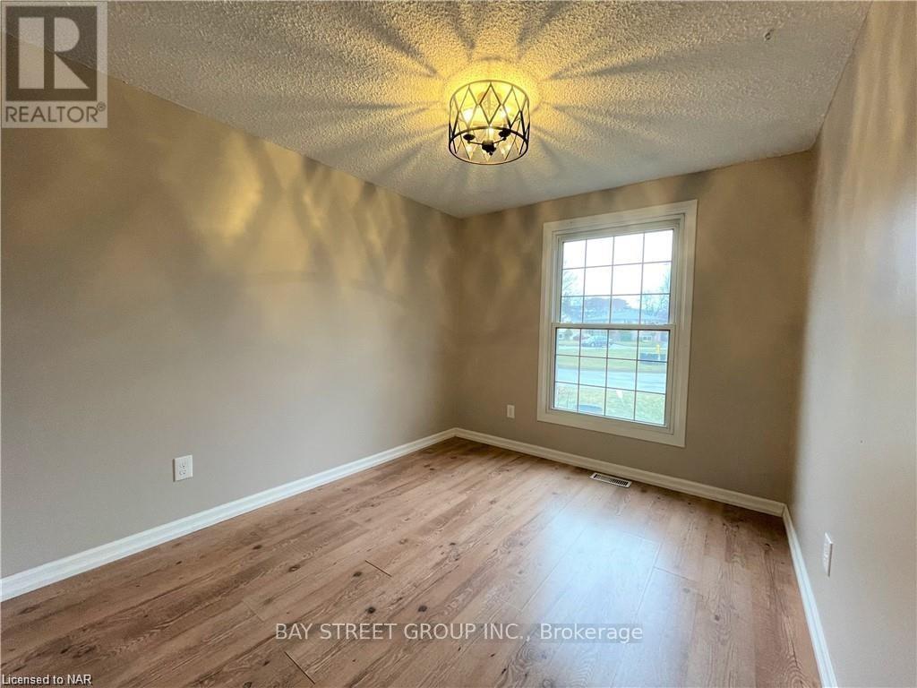 Upper - 75 Bula Drive, St. Catharines (Lakeport), Ontario  L2N 6R7 - Photo 5 - X12108587