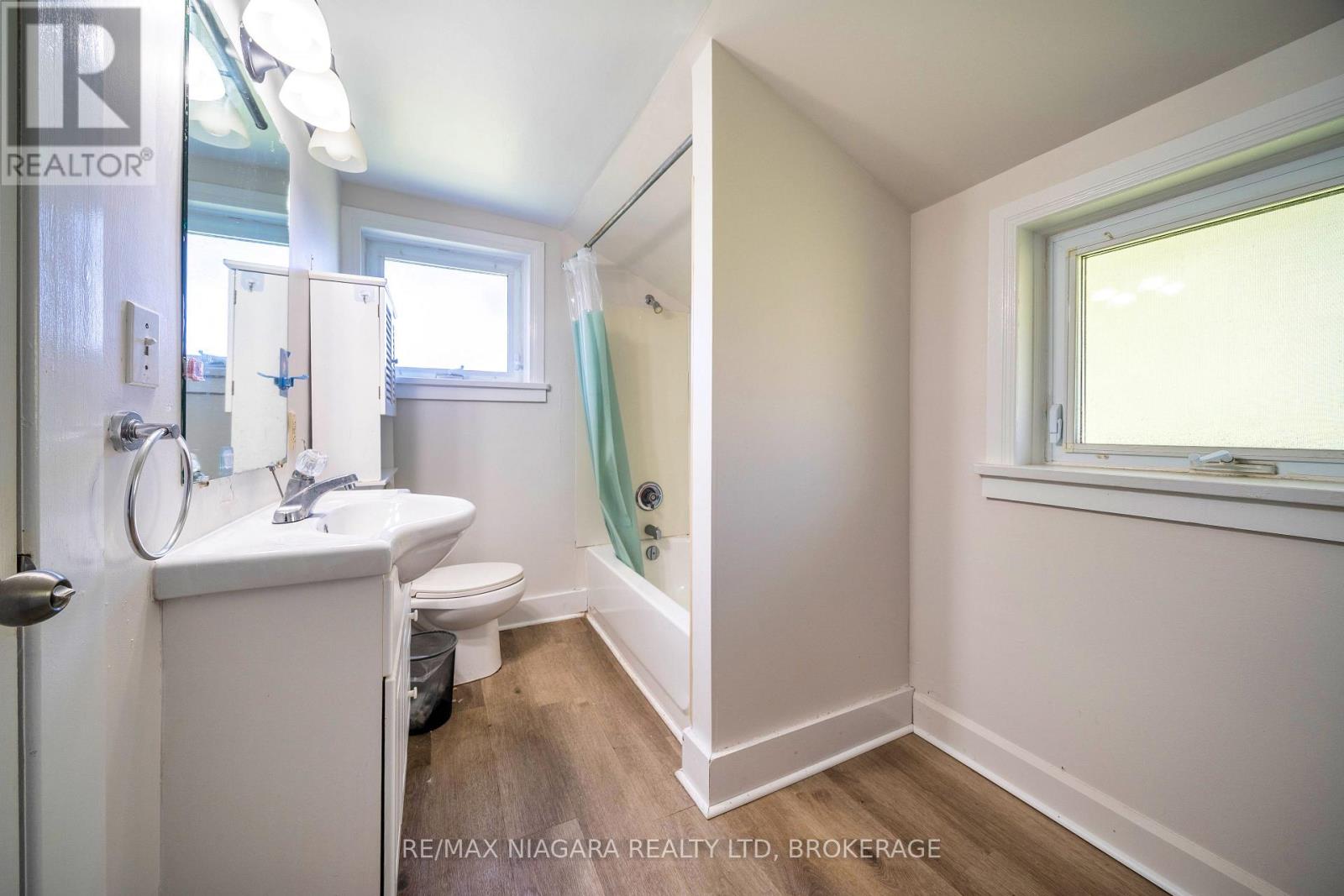 371 Carlton Street, St. Catharines (Carlton/bunting), Ontario  L2M 4W7 - Photo 10 - X12109729