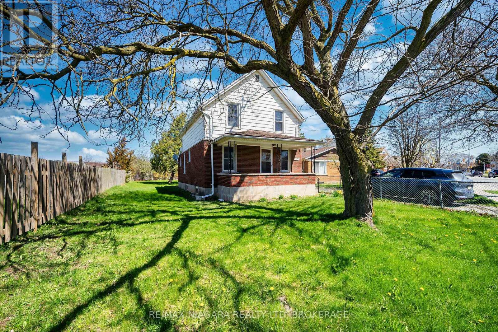 371 Carlton Street, St. Catharines (Carlton/bunting), Ontario  L2M 4W7 - Photo 2 - X12109729