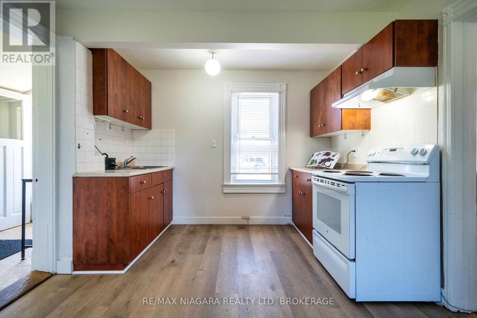 371 Carlton Street, St. Catharines (Carlton/bunting), Ontario  L2M 4W7 - Photo 6 - X12109729