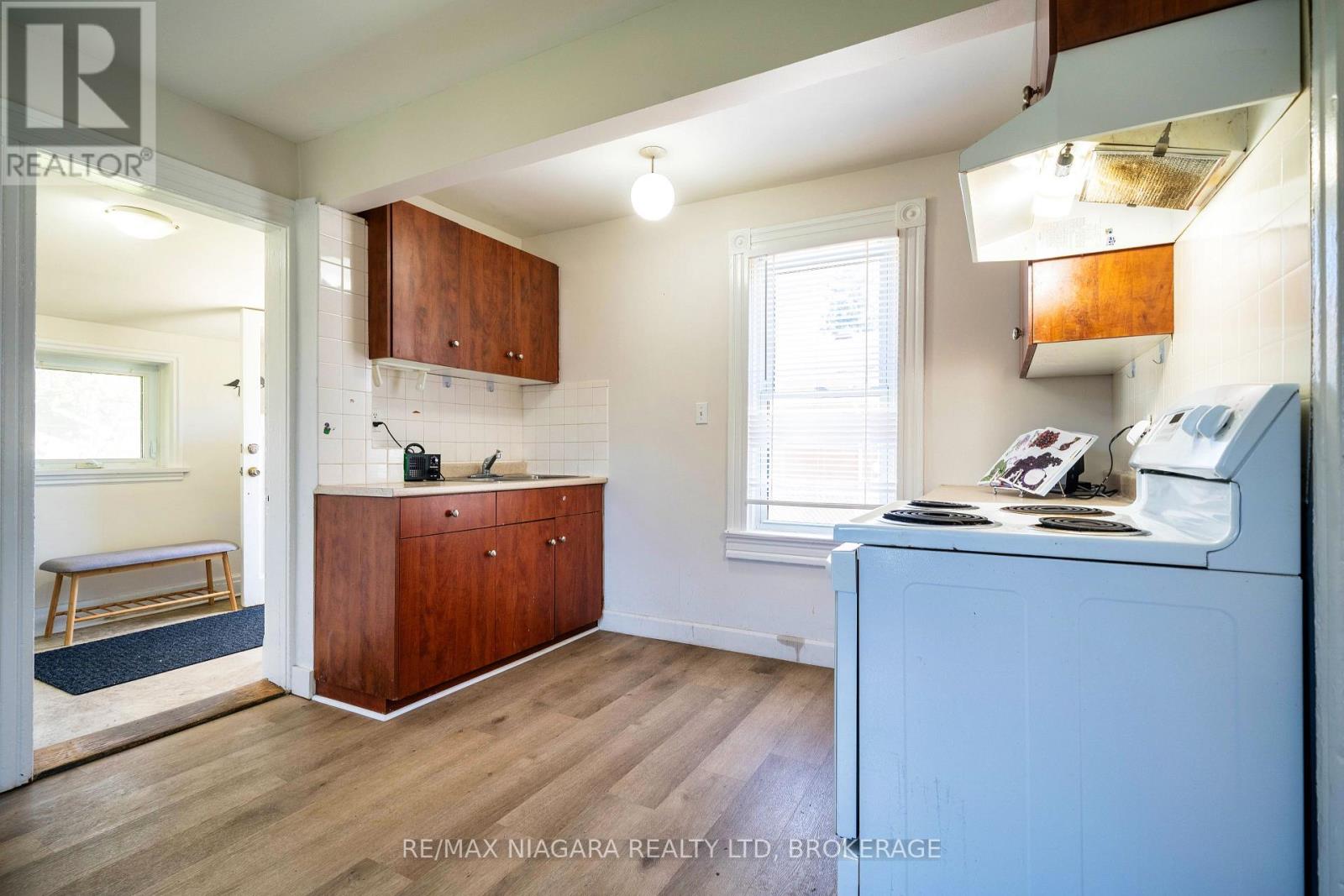 371 Carlton Street, St. Catharines (Carlton/bunting), Ontario  L2M 4W7 - Photo 8 - X12109729