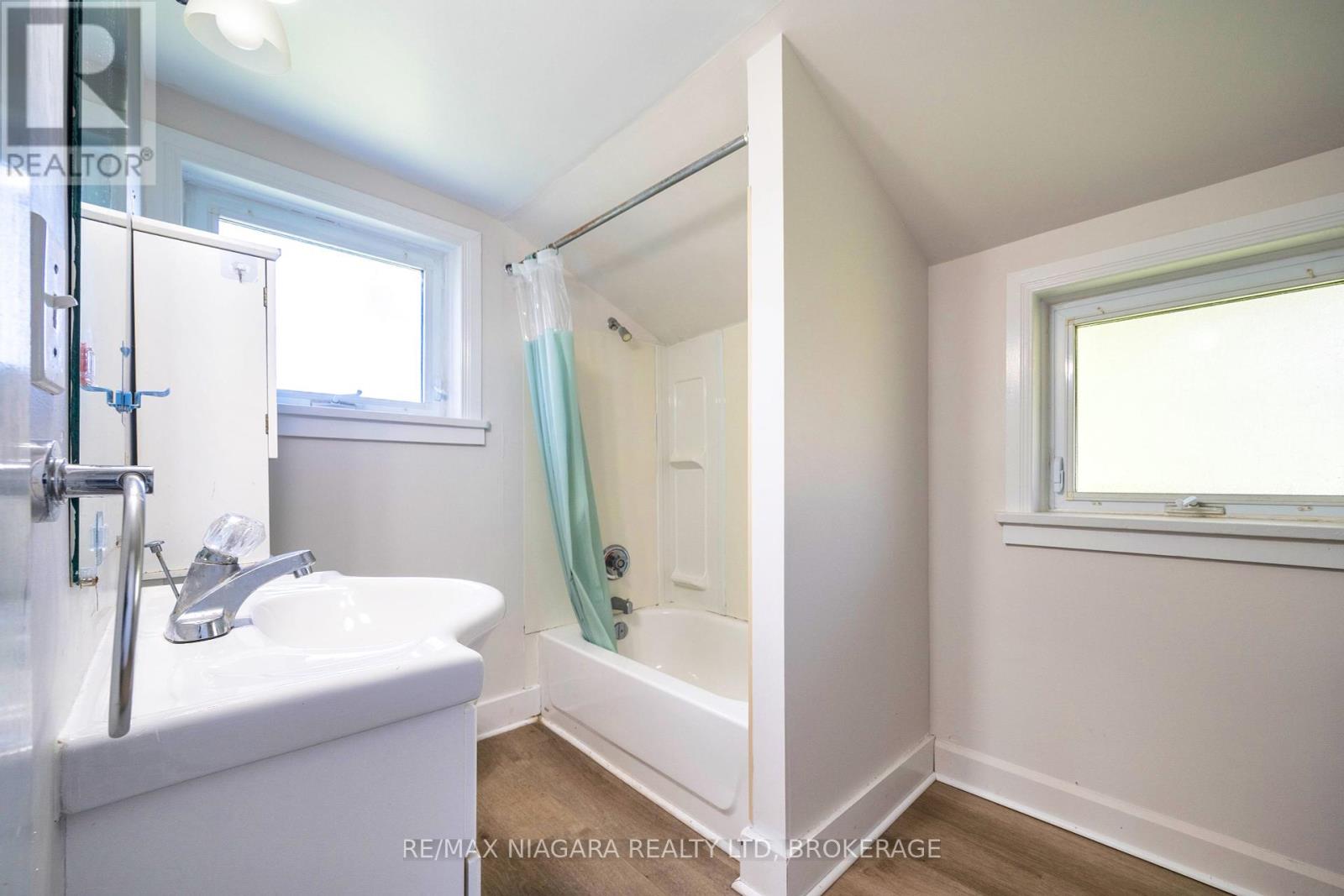 371 Carlton Street, St. Catharines (Carlton/bunting), Ontario  L2M 4W7 - Photo 9 - X12109729