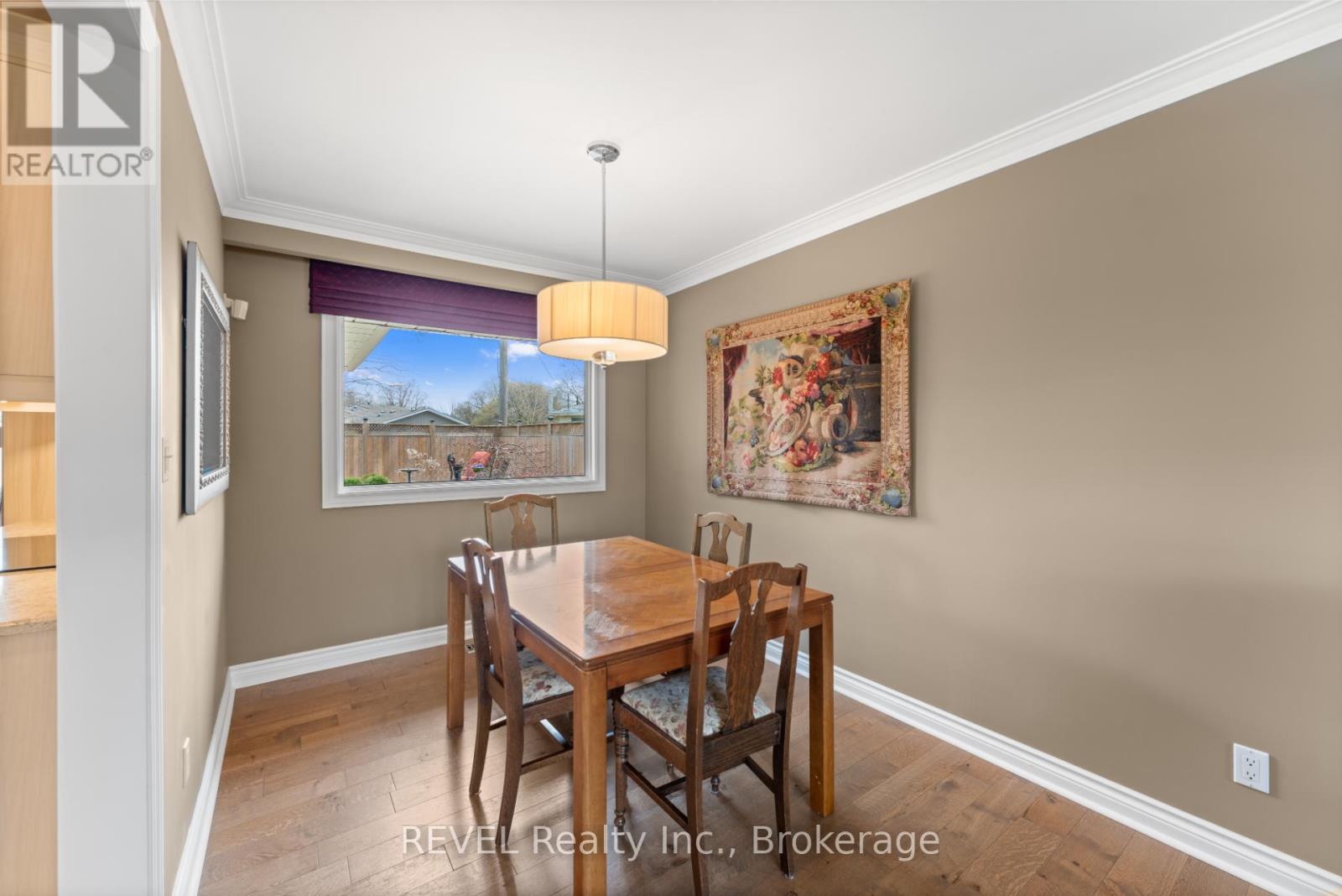 637 Thornwood Avenue, Burlington (Roseland), Ontario  L7N 3B9 - Photo 12 - W12110269
