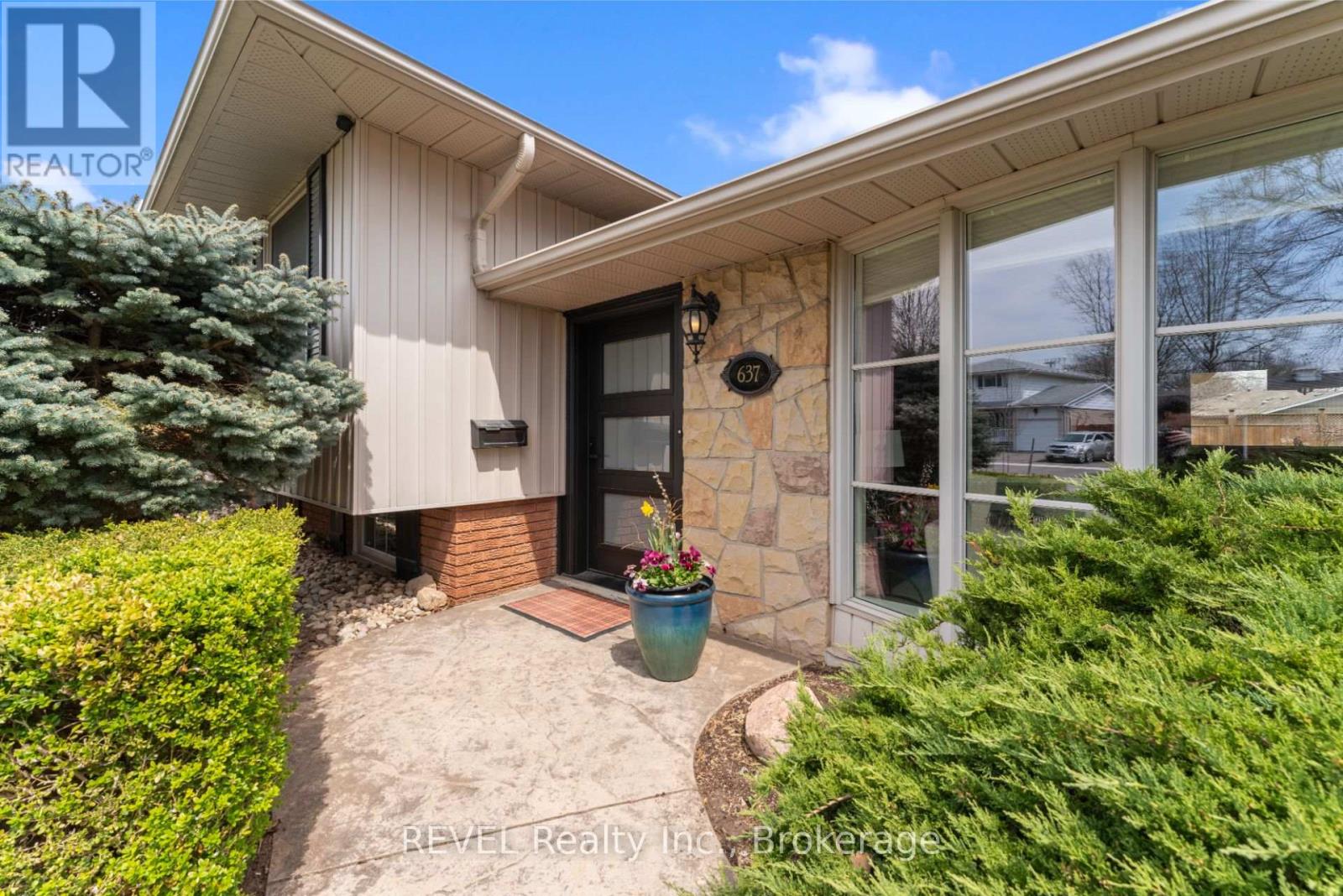 637 Thornwood Avenue, Burlington (Roseland), Ontario  L7N 3B9 - Photo 2 - W12110269