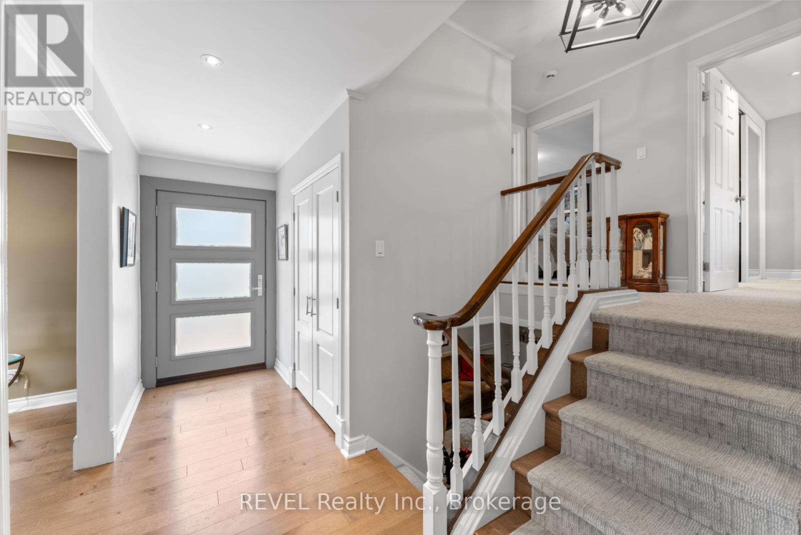 637 Thornwood Avenue, Burlington (Roseland), Ontario  L7N 3B9 - Photo 3 - W12110269