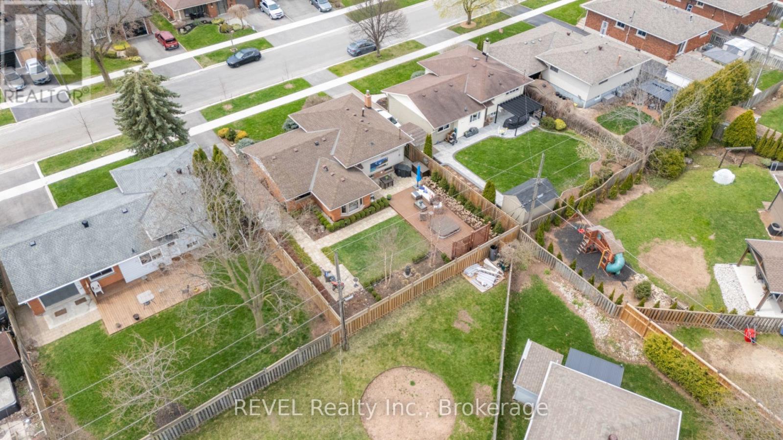 637 Thornwood Avenue, Burlington (Roseland), Ontario  L7N 3B9 - Photo 32 - W12110269