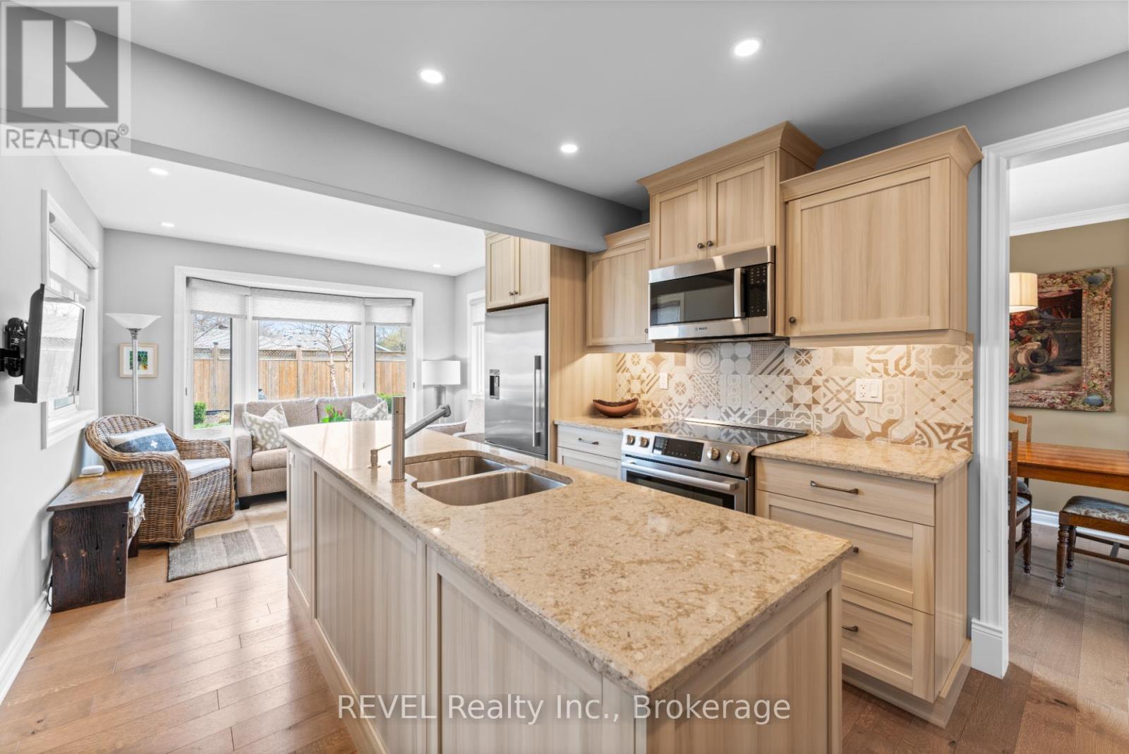 637 Thornwood Avenue, Burlington (Roseland), Ontario  L7N 3B9 - Photo 6 - W12110269