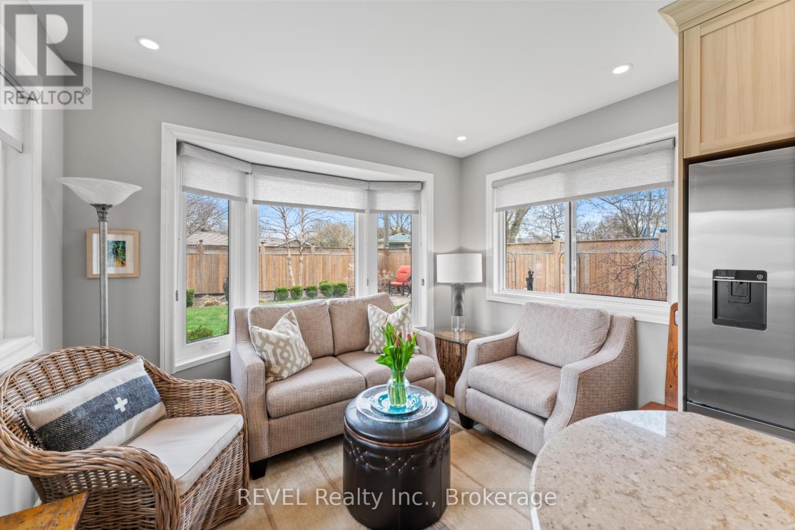 637 Thornwood Avenue, Burlington (Roseland), Ontario  L7N 3B9 - Photo 7 - W12110269