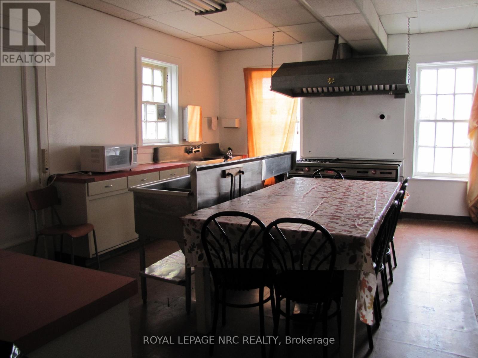 189 Davis Street, Port Colborne (East Village), Ontario  L3K 1Z2 - Photo 11 - X12110828