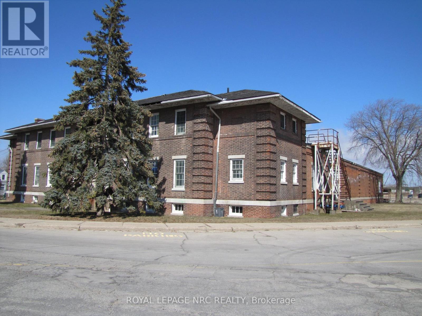 189 Davis Street, Port Colborne (East Village), Ontario  L3K 1Z2 - Photo 2 - X12110828