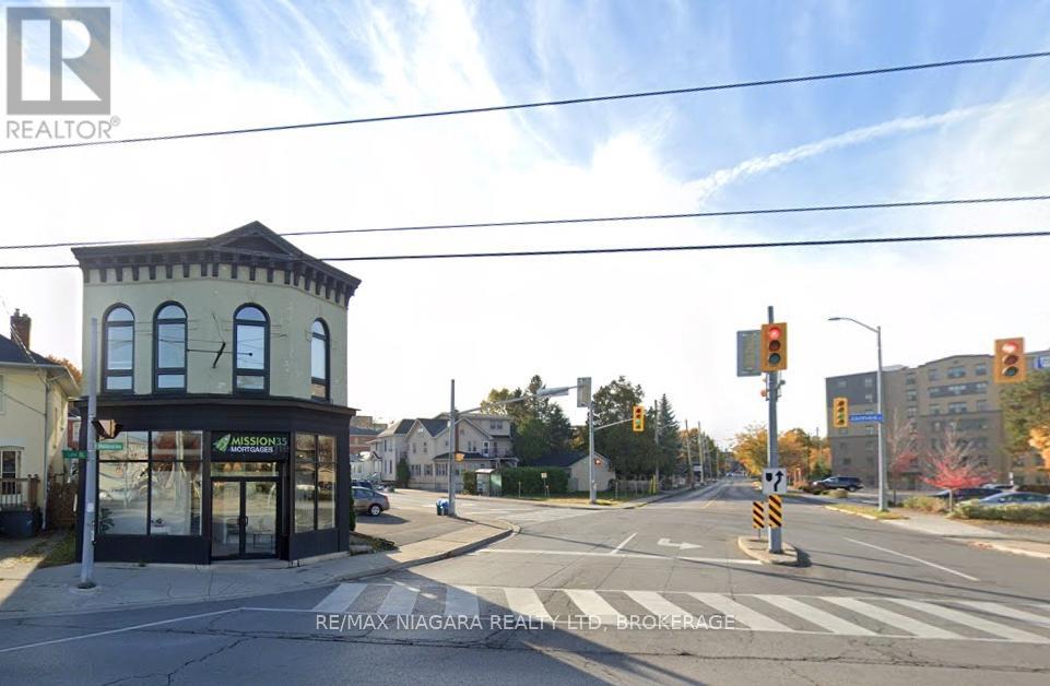 62 Welland Avenue, St. Catharines (Downtown), Ontario  L2R 2M7 - Photo 2 - X12111113