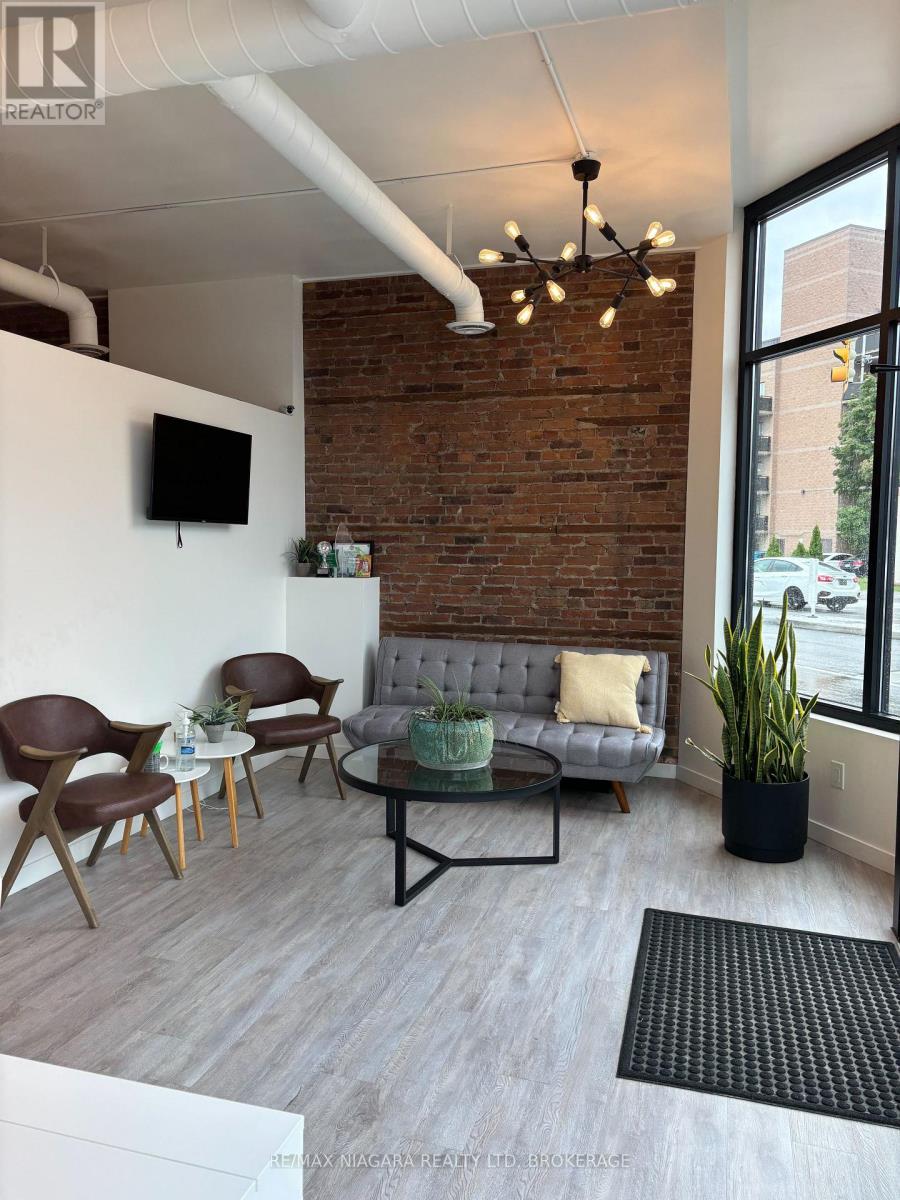 62 Welland Avenue, St. Catharines (Downtown), Ontario  L2R 2M7 - Photo 5 - X12111113