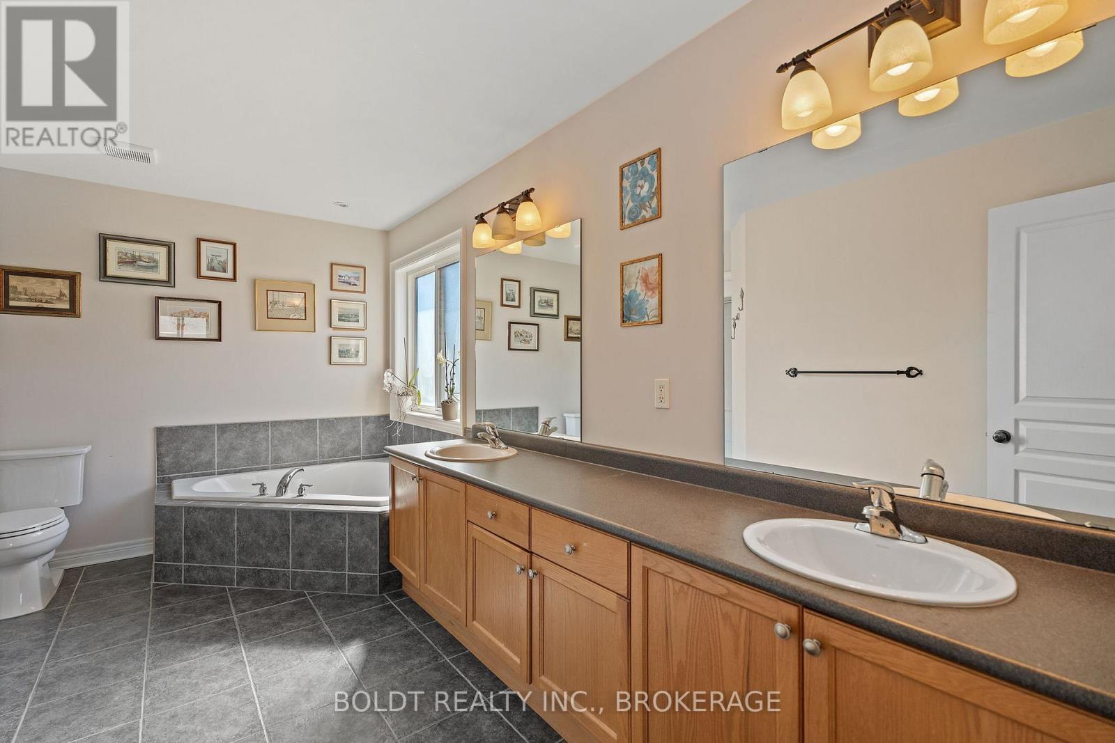 8114 Windsong Drive, Niagara Falls (Ascot), Ontario  L2H 3M4 - Photo 24 - X12111600