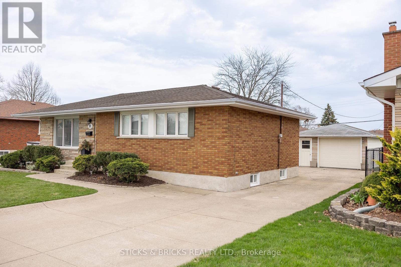91 Elgin Street, Thorold (Thorold Downtown), Ontario  L2V 3B8 - Photo 2 - X12112052
