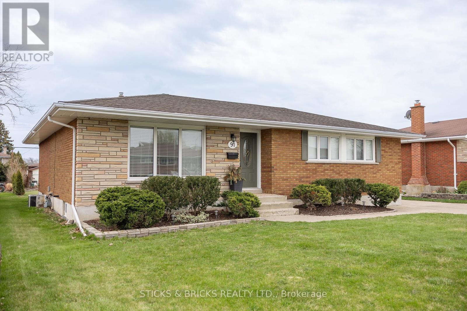91 Elgin Street, Thorold (Thorold Downtown), Ontario  L2V 3B8 - Photo 3 - X12112052