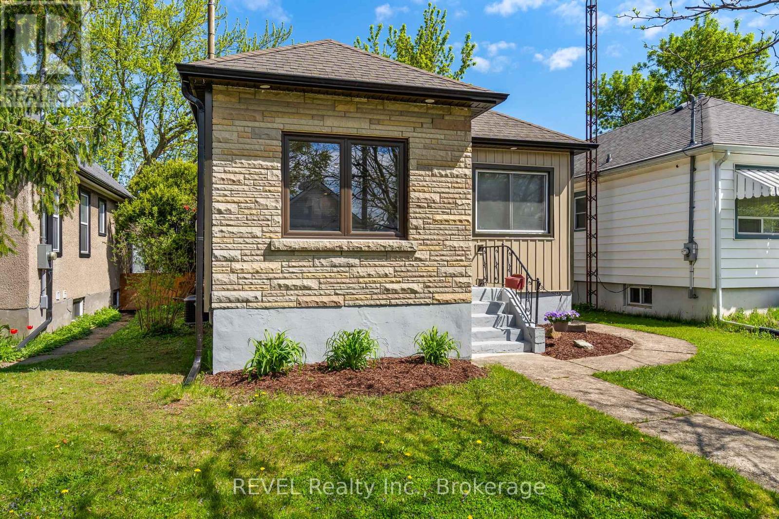 21 Hamilton Street, St. Catharines (Western Hill), Ontario  L2S 1K5 - Photo 3 - X12156364
