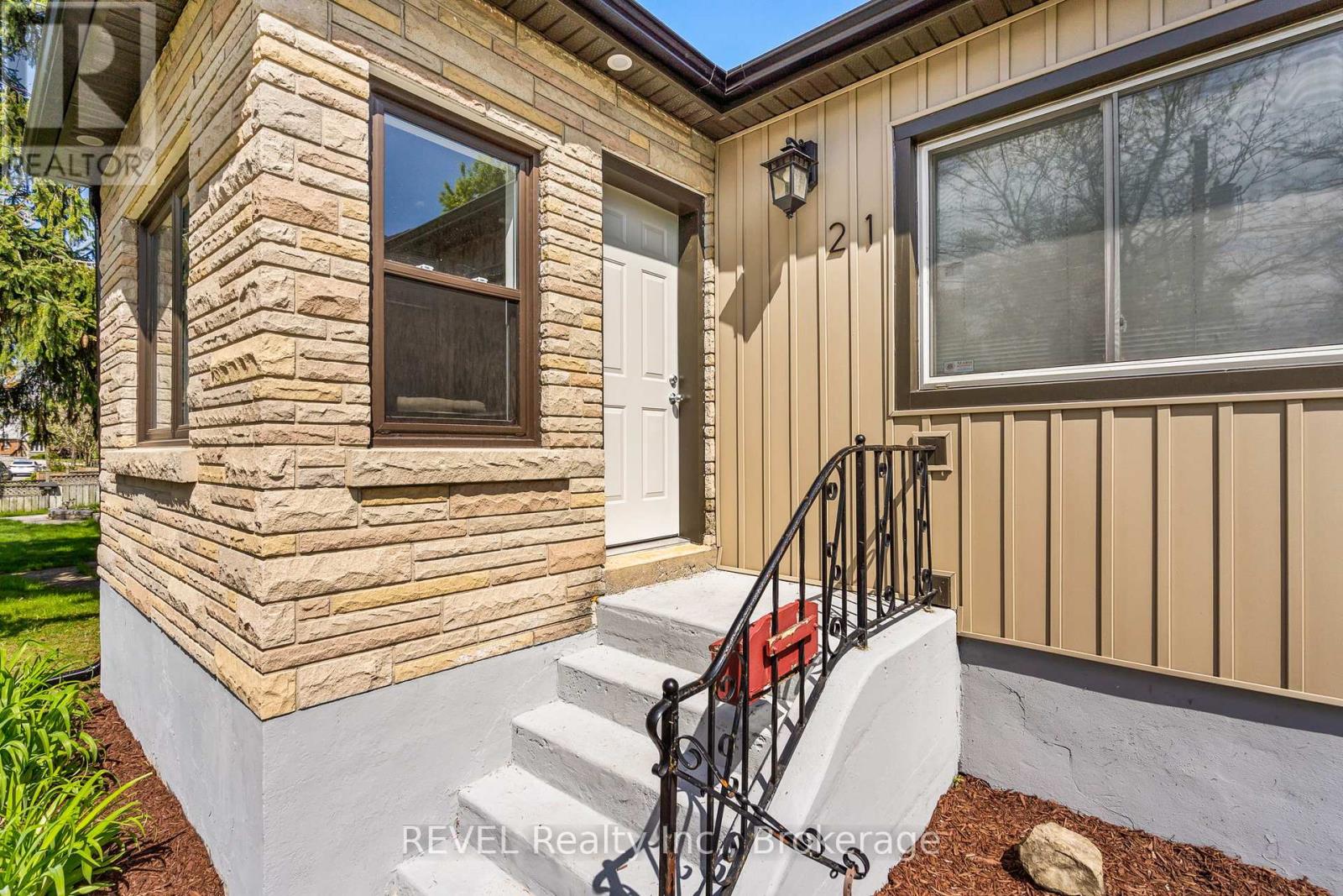 21 Hamilton Street, St. Catharines (Western Hill), Ontario  L2S 1K5 - Photo 4 - X12156364